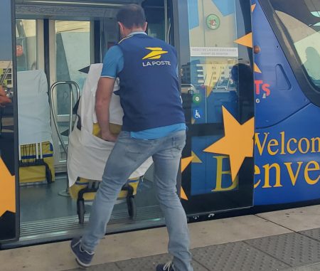 À Strasbourg, La Poste expérimente le transport de colis par le tramway.