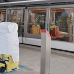 À Strasbourg, La Poste expérimente le transport de colis par le tramway.