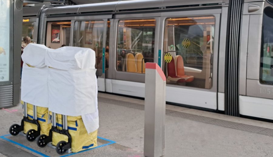 À Strasbourg, La Poste expérimente le transport de colis par le tramway.